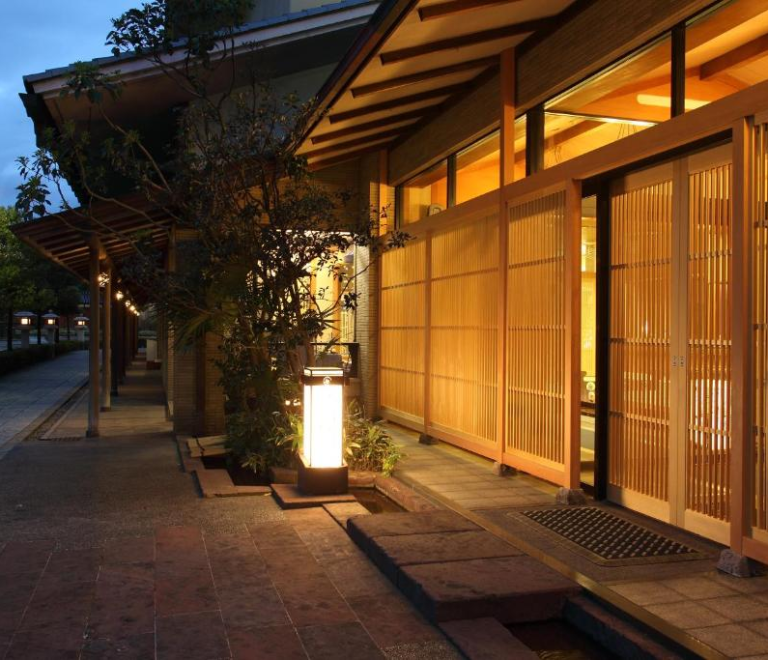 Tachibana Shikitei: A Serene Escape into Traditional Japanese Elegance